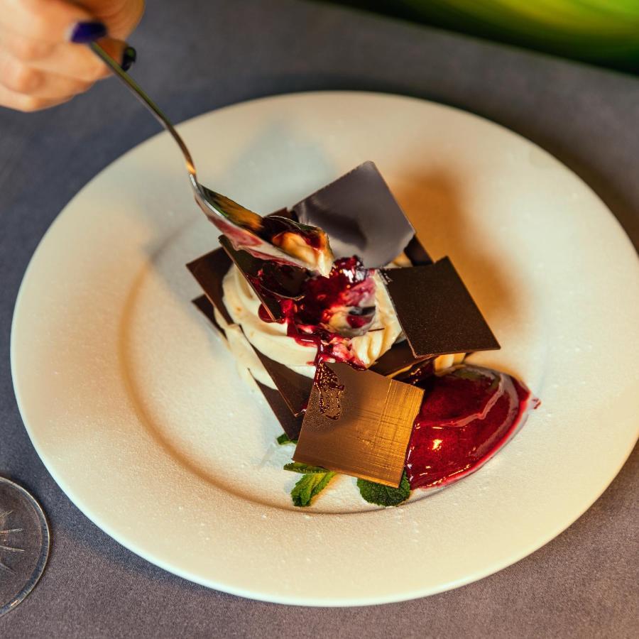 Hotel Pupin Новий Сад Екстер'єр фото A chocolate dessert