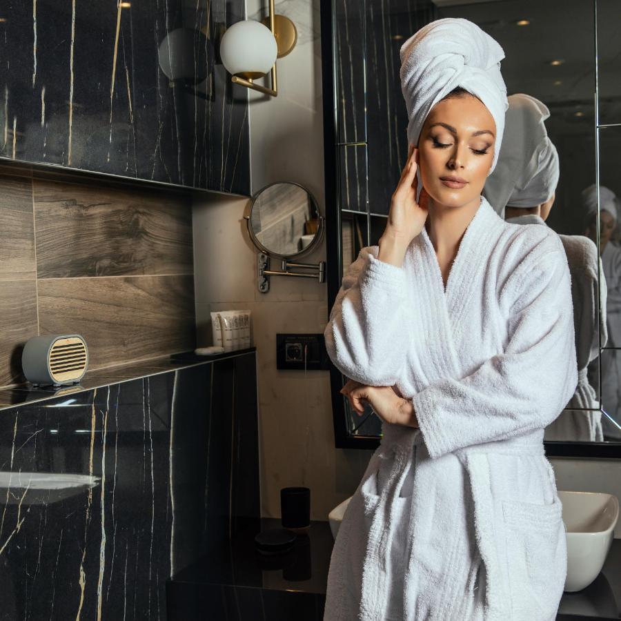 Hotel Pupin Новий Сад Екстер'єр фото A woman wearing a bathrobe