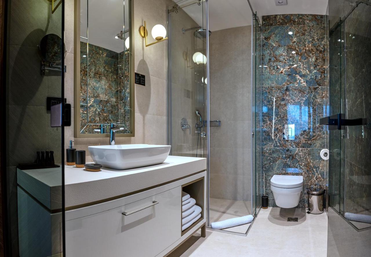 Hotel Pupin Новий Сад Екстер'єр фото A modern bathroom
